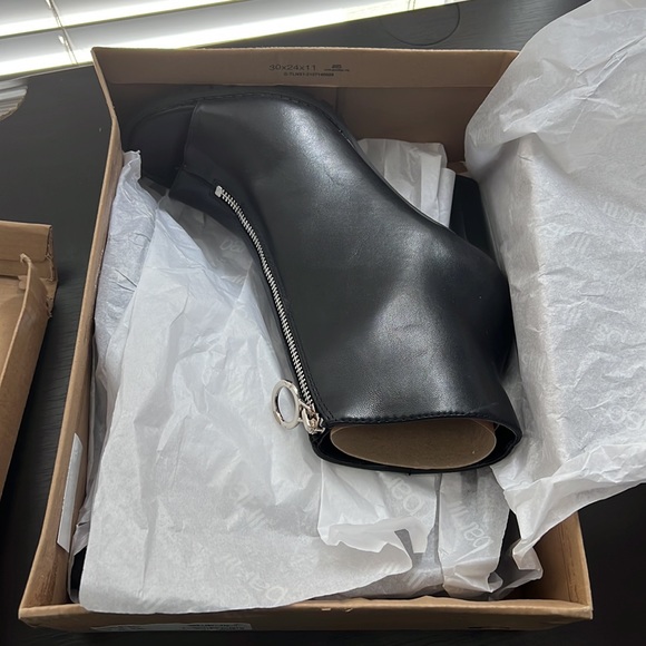 Bar Iii Dillian Front Zip Shooties...MSRP $90 - Picture 3 of 5